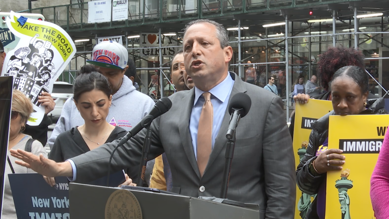 Story image: Comptroller report reveals failures in NYC's 60-day rule for asylum families