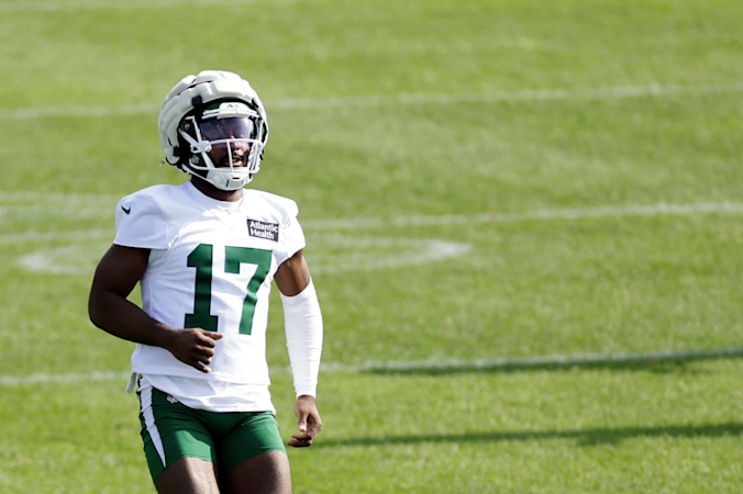 Story image: New York Jets cornerback Kris Boyd is critically wounded in a Manhattan shooting