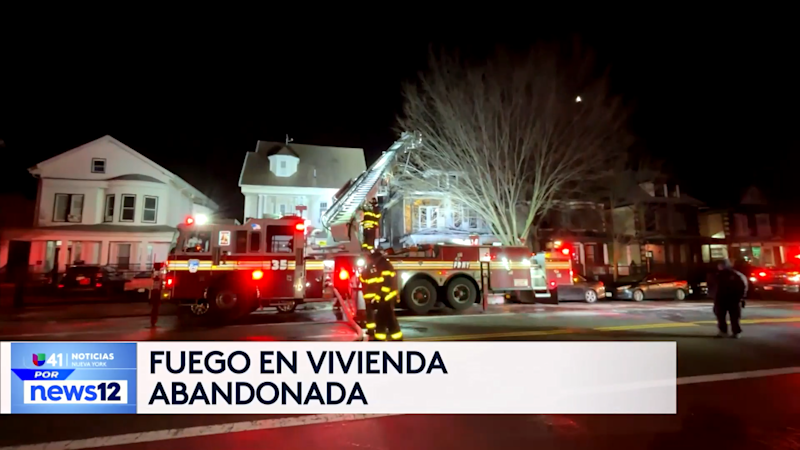 Story image: Univision 41 News Brief: Incendio en casa abandonada en El Bronx provoca masivas llamas