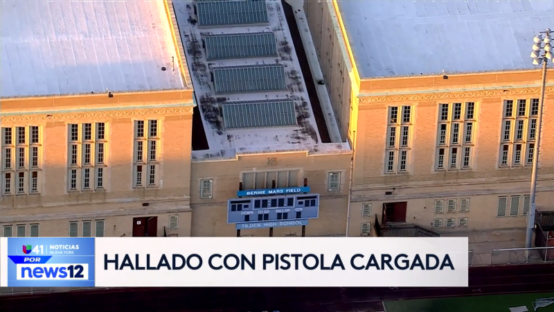 Story image: Univision 41 News Brief: En escuela de Brooklyn encuentran un arma de fuego cargada