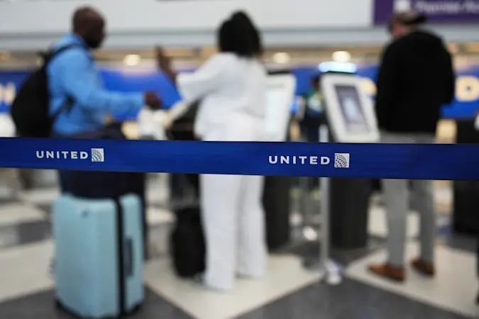Story image: United is narrowing its check-in window for US flights. Here's how it compares to other airlines