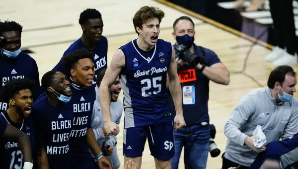 Peacock Pride! Send a congratulations message to the St. Peter's hoops team