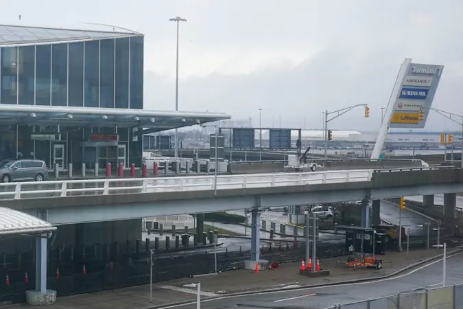 Story image: FAA lifts order slashing flights, allowing commercial airlines to resume their regular schedules