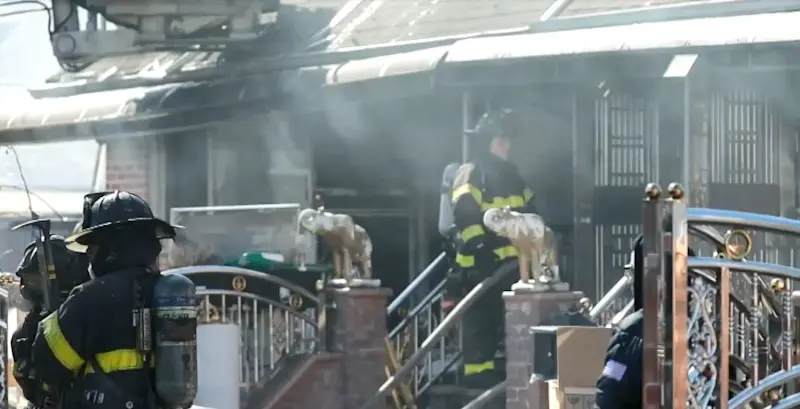 Story image: Univision 41 News Brief: Incendio en queens deja seis personas heridas, una en estado critico