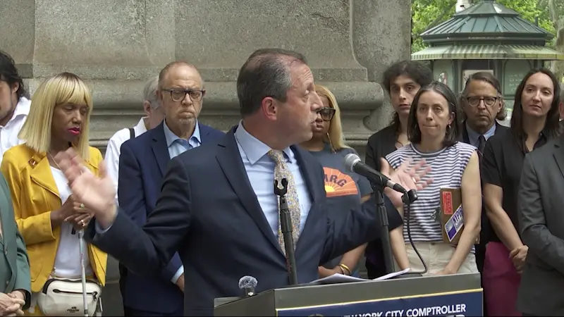 Story image: NYC Comptroller Brad Lander pleads not guilty to trespassing, blocking federal operations