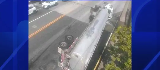 819tankeroverturns_subclip_2026-08-19-12-39-18