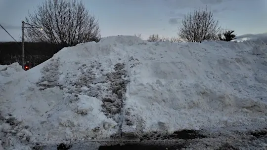 WC 10P MON_SnowbanksDangers_ajc_2026-01-26-22-11-28