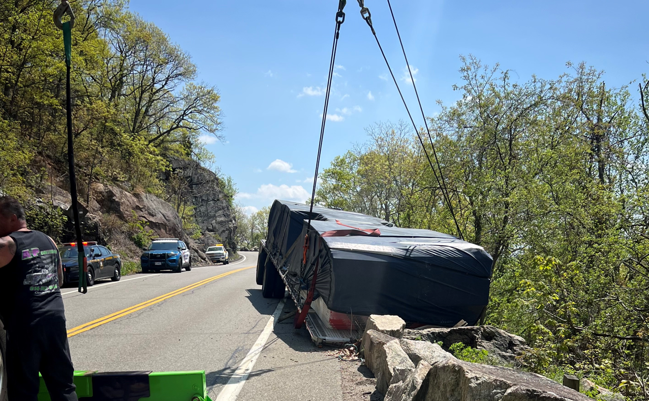 Tractor-trailer was left teetering after crash on Bear Mountain Bridge Road - Vimarsana News