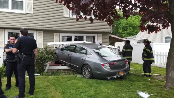 Police: 4 injured after car crashes into Central Islip home