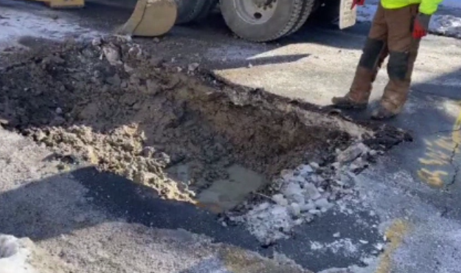 Story image: Crews repairing water main break hit gas line in Middletown