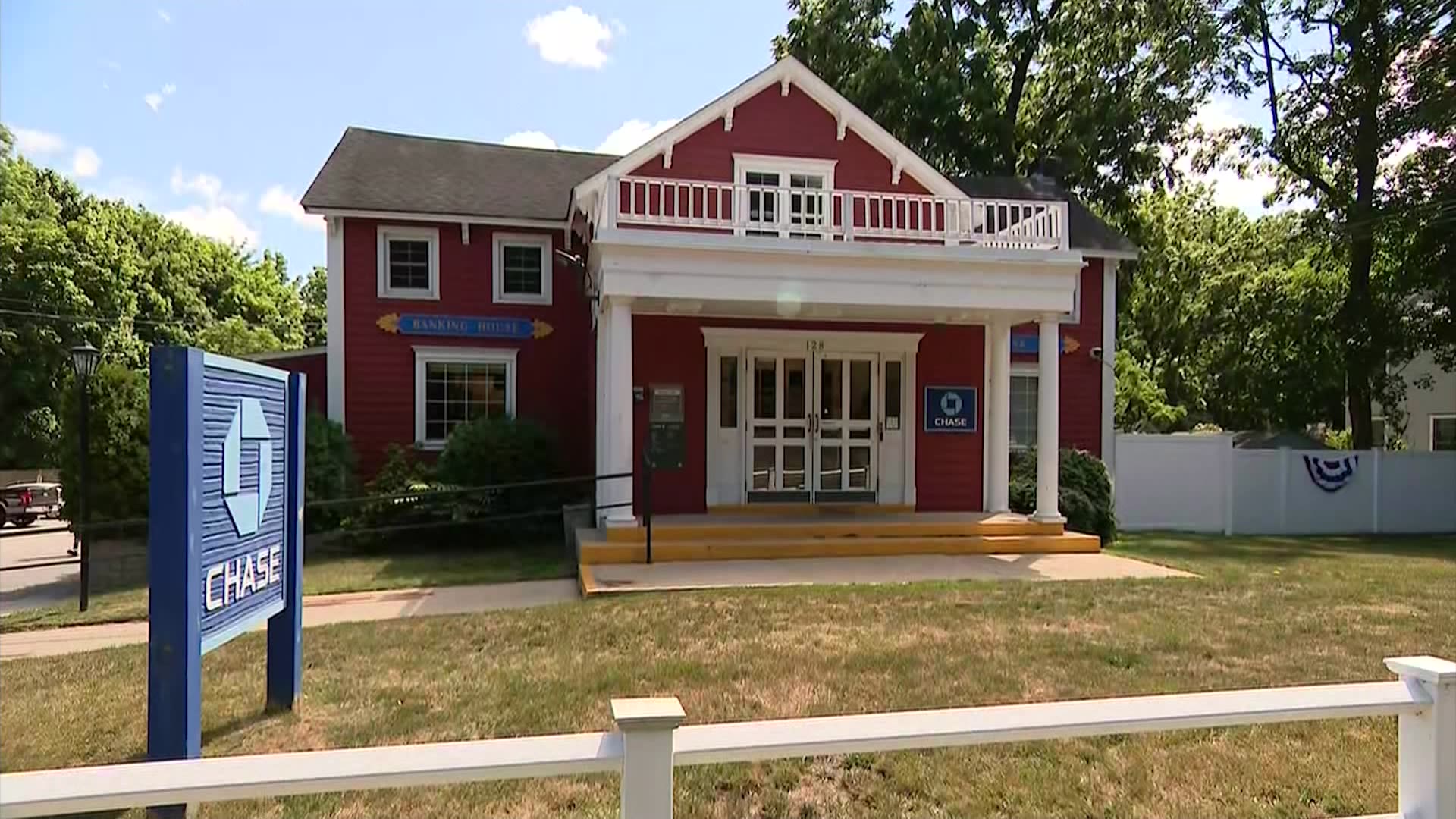 Police Lake Ronkonkoma bank robbed hours after attempted robbery at Yaphank bank