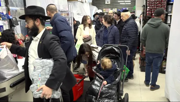 Last-minute shoppers stock up before Passover in Crown Heights