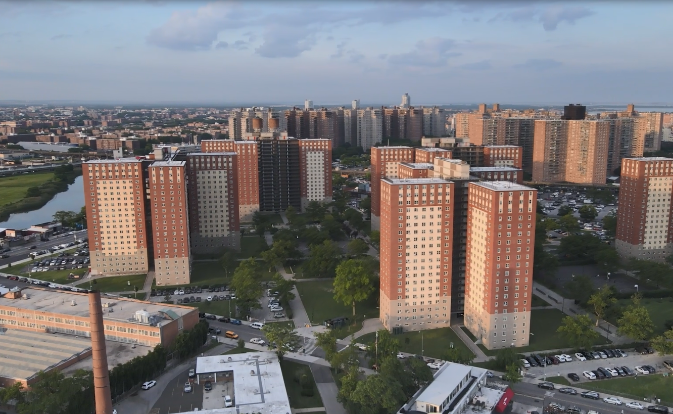 纽约市长亚当斯的"YES城市"计划中，对普遍可负担性偏好的深入探讨