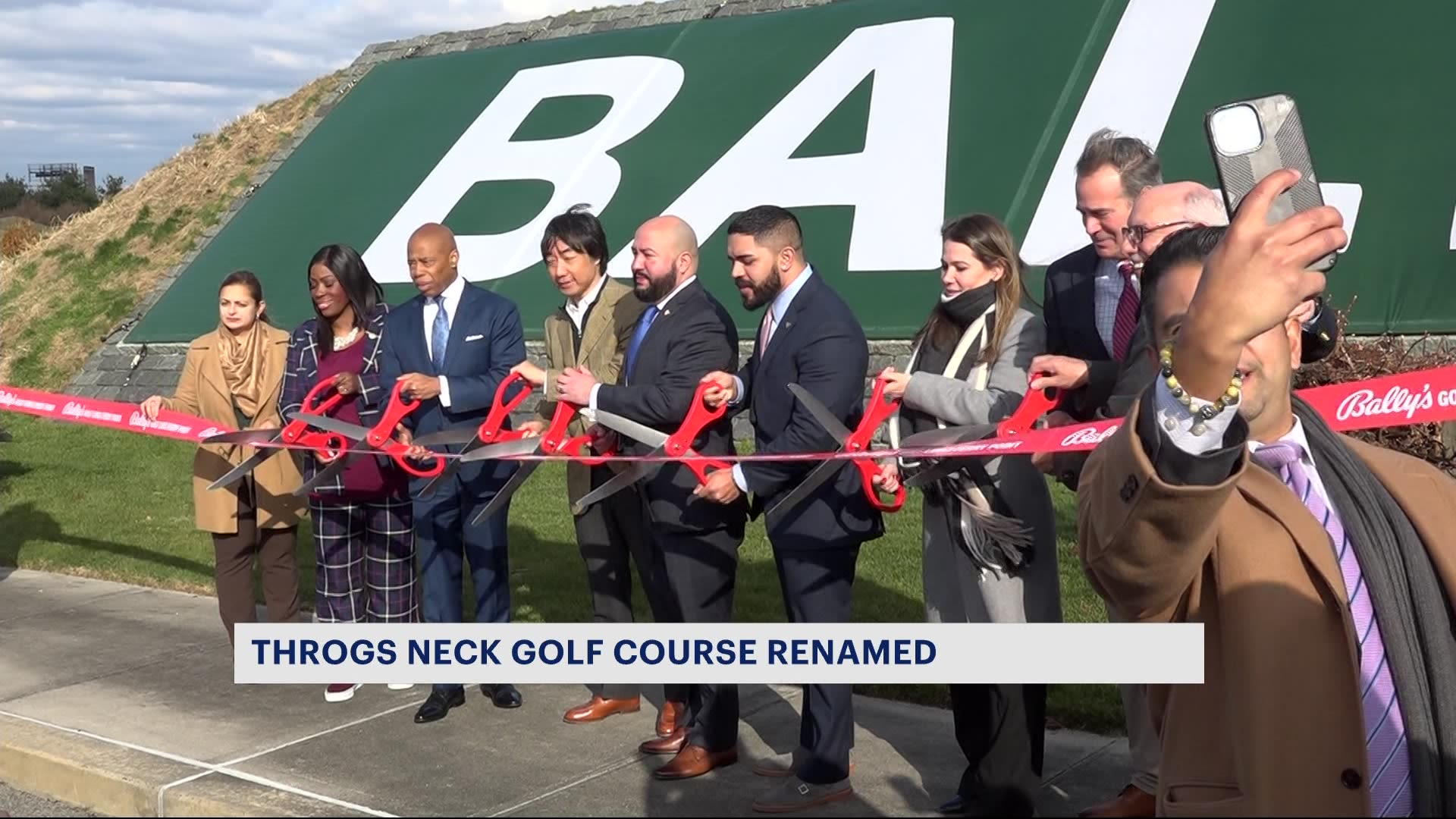 Ribbon-cutting ceremony held for renaming of Trump Links golf course in Throgs Neck