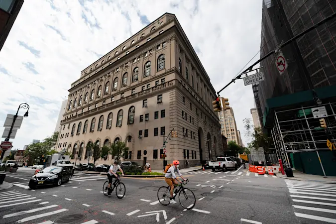 Story image: Man in police custody dies inside Brooklyn courthouse