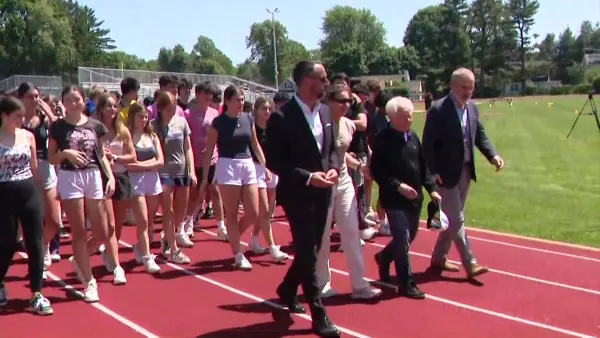 90-year-old Holocaust survivor walks with middle schoolers in Port Washington