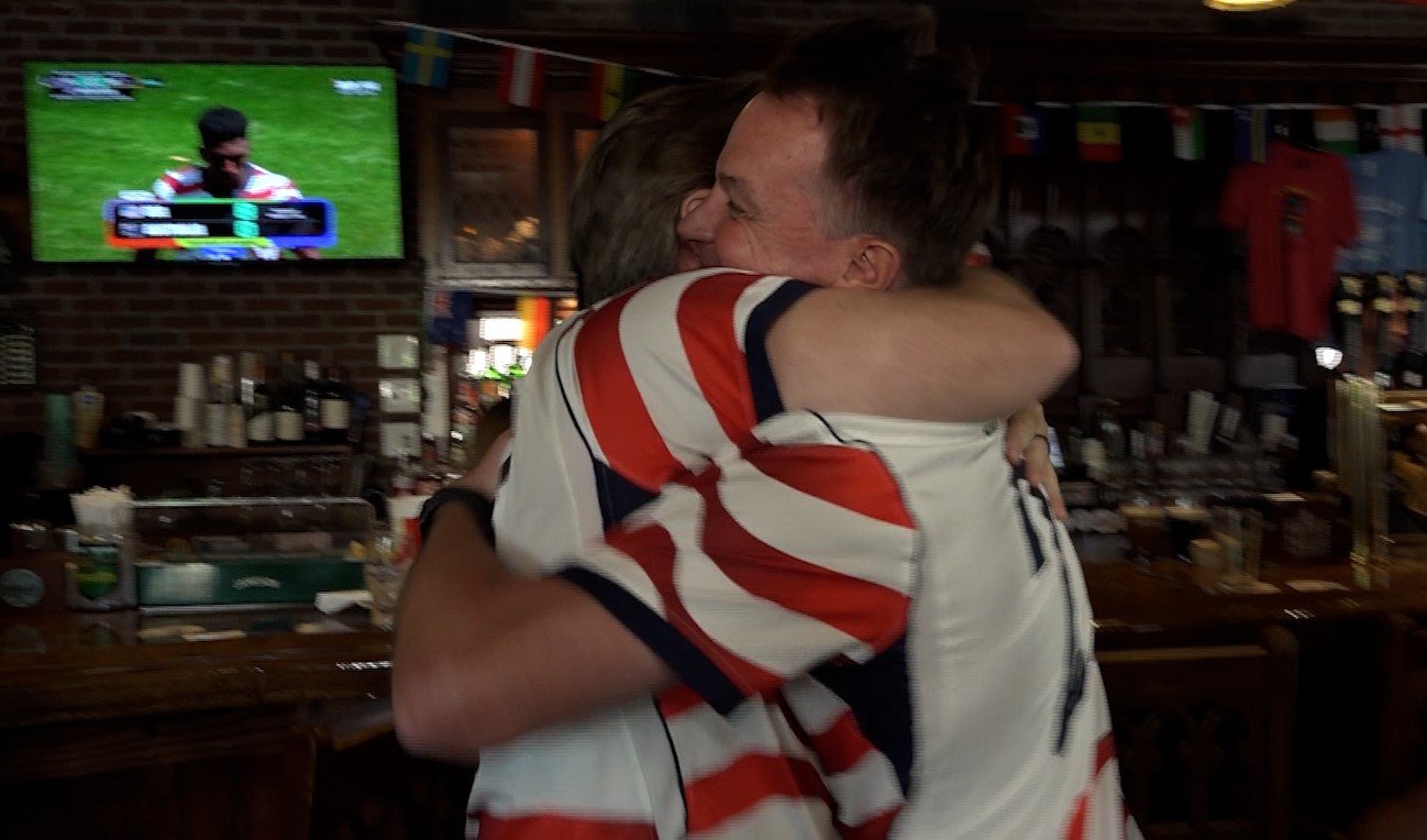 screeeen hug