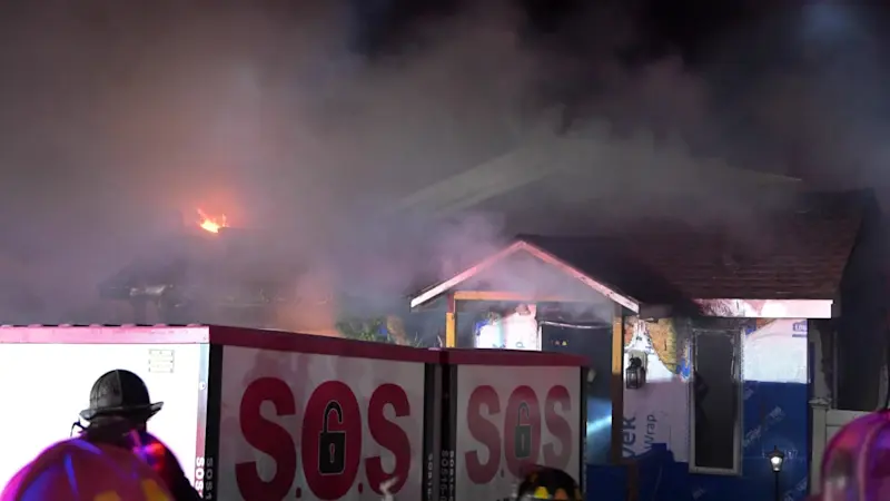 Story image: 2 homes damaged in overnight Huntington fire
