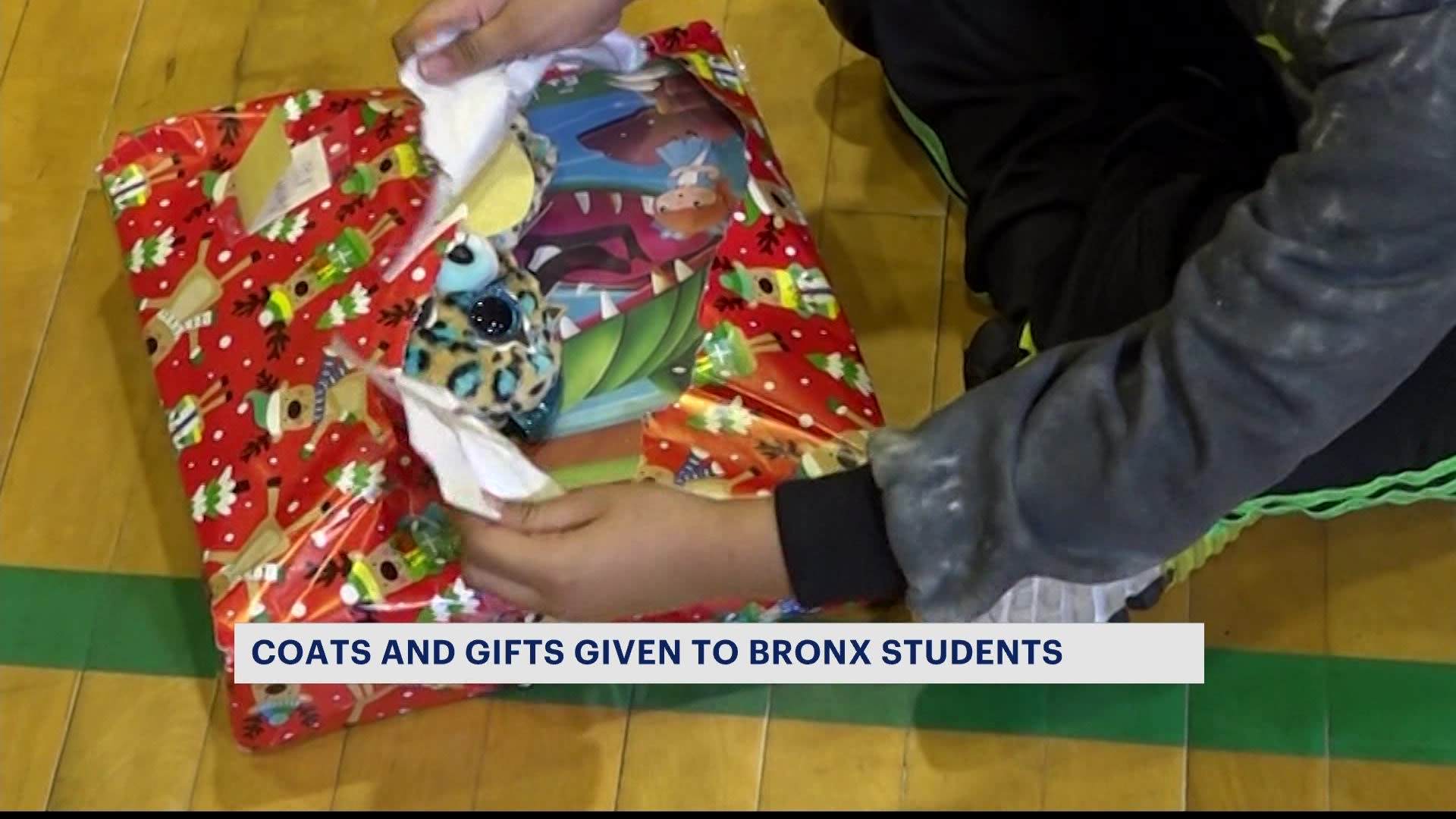 纽约关怀组织向布朗克斯学生赠送外套和礼物