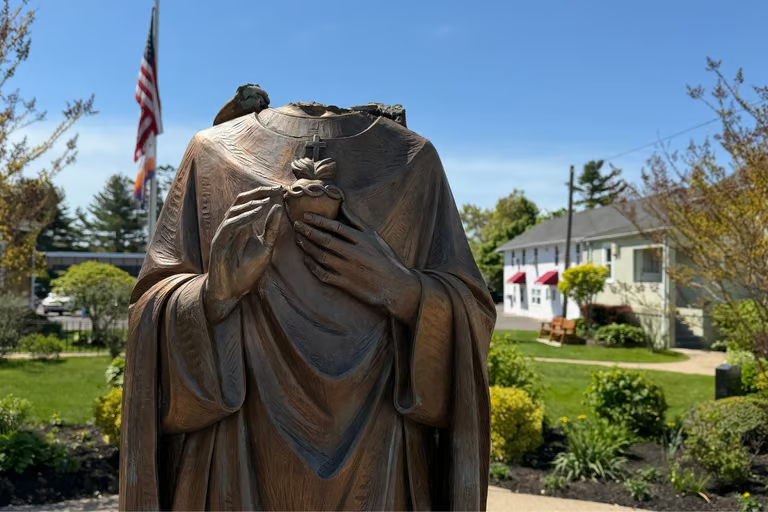statue