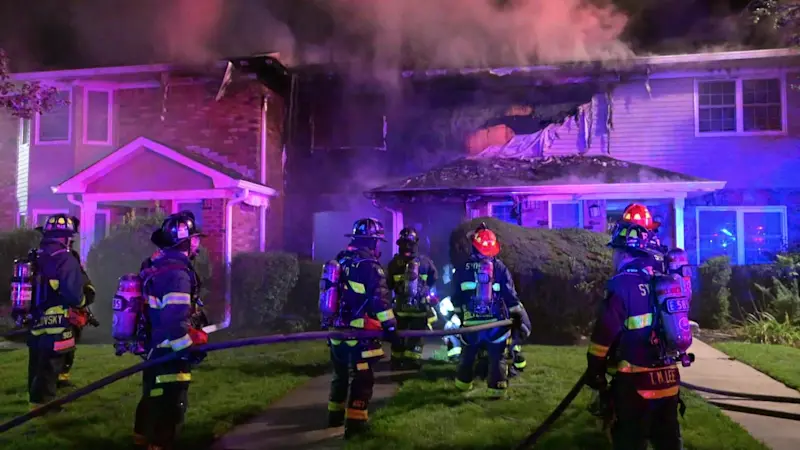Story image: 1 firefighter hurt, several units uninhabitable in Woodbury fire