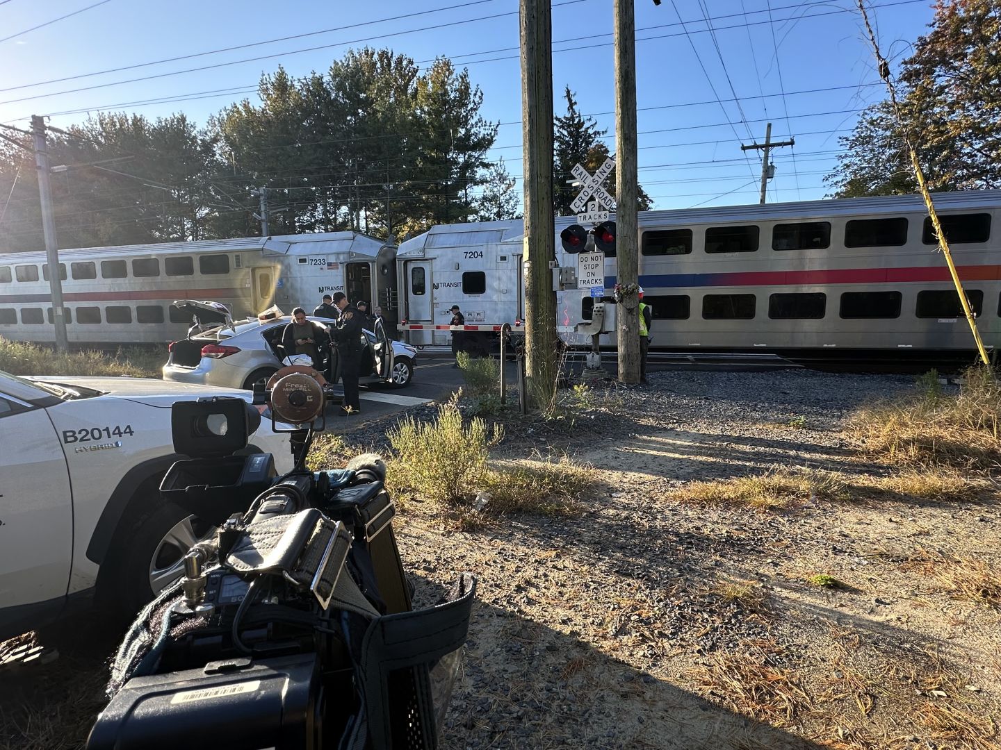 火车与汽车发生碰撞！NJ Transit列车在前往纽约途中“接触”了一辆汽车，幸好无人受伤