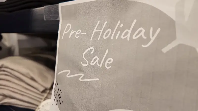 Story image: Experts: Record holiday spending to break trillion-dollar mark this year