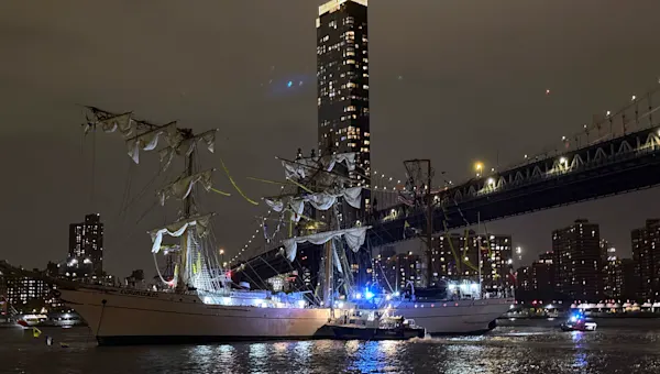 19 people injured, 4 seriously, when Mexican tall ship strikes Brooklyn Bridge