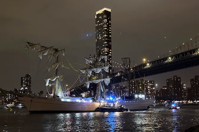 Story image: Mexican navy training vessel hits Brooklyn Bridge