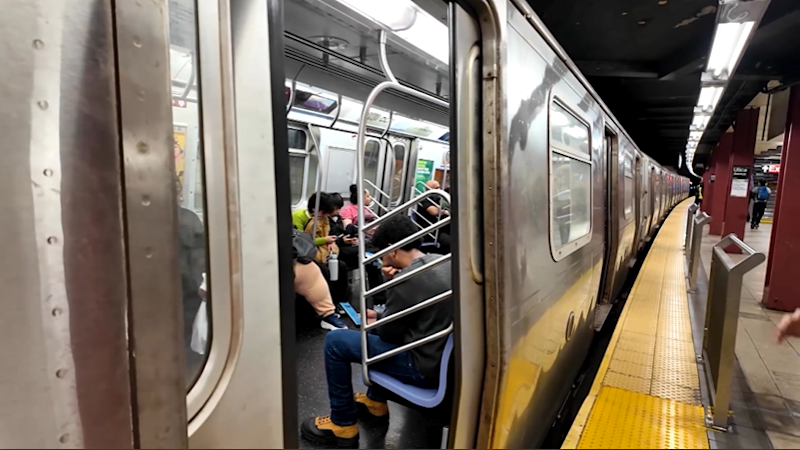 Story image: Univision 41 News Brief: Pasagero del subway muere tras ser arrastrado por un tren en Brooklyn
