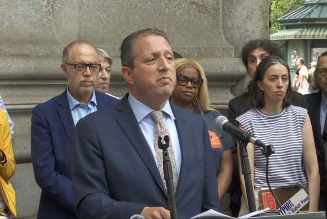 Story image: NYC comptroller pushes back against Gov. Hochul's congestion pricing delay