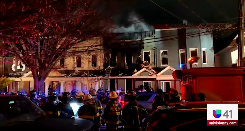 Story image: Univision 41 News Brief: Incendio deja tres lesionados y decenas de desplazados