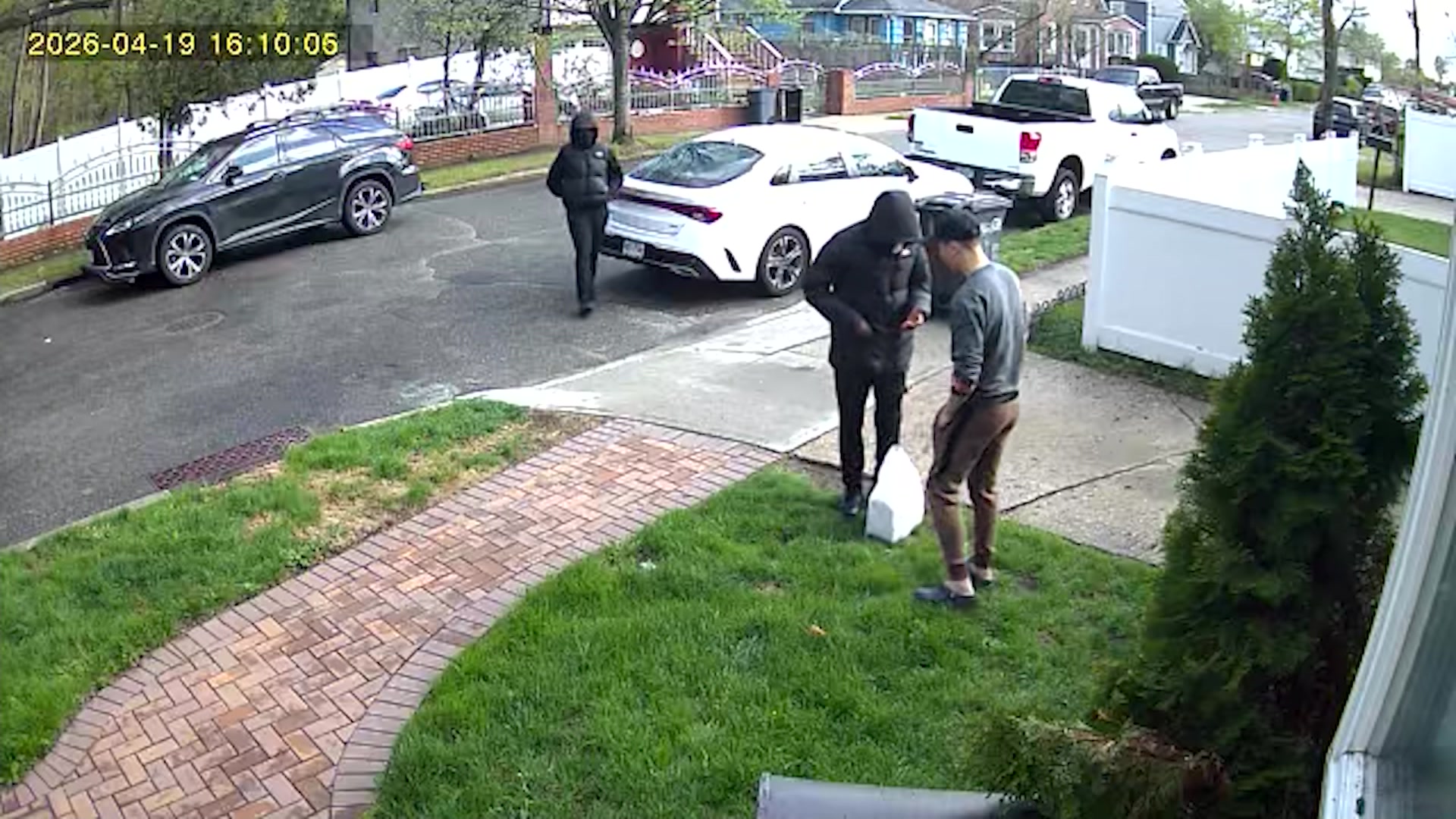 LI 10PM WED_DeliveryDriverRobbery_ajc_2026-04-22-22-11-31