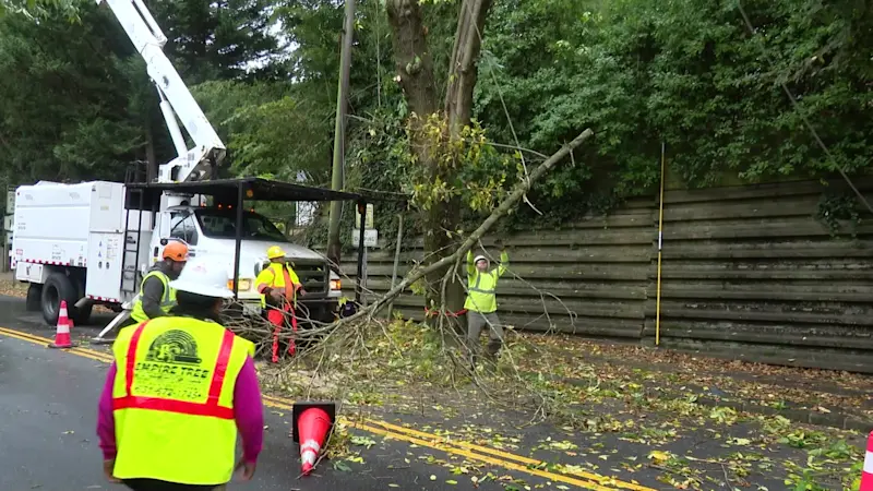 Story image: Crews prepare for Sunday’s heavy wind and rain on Long Island 