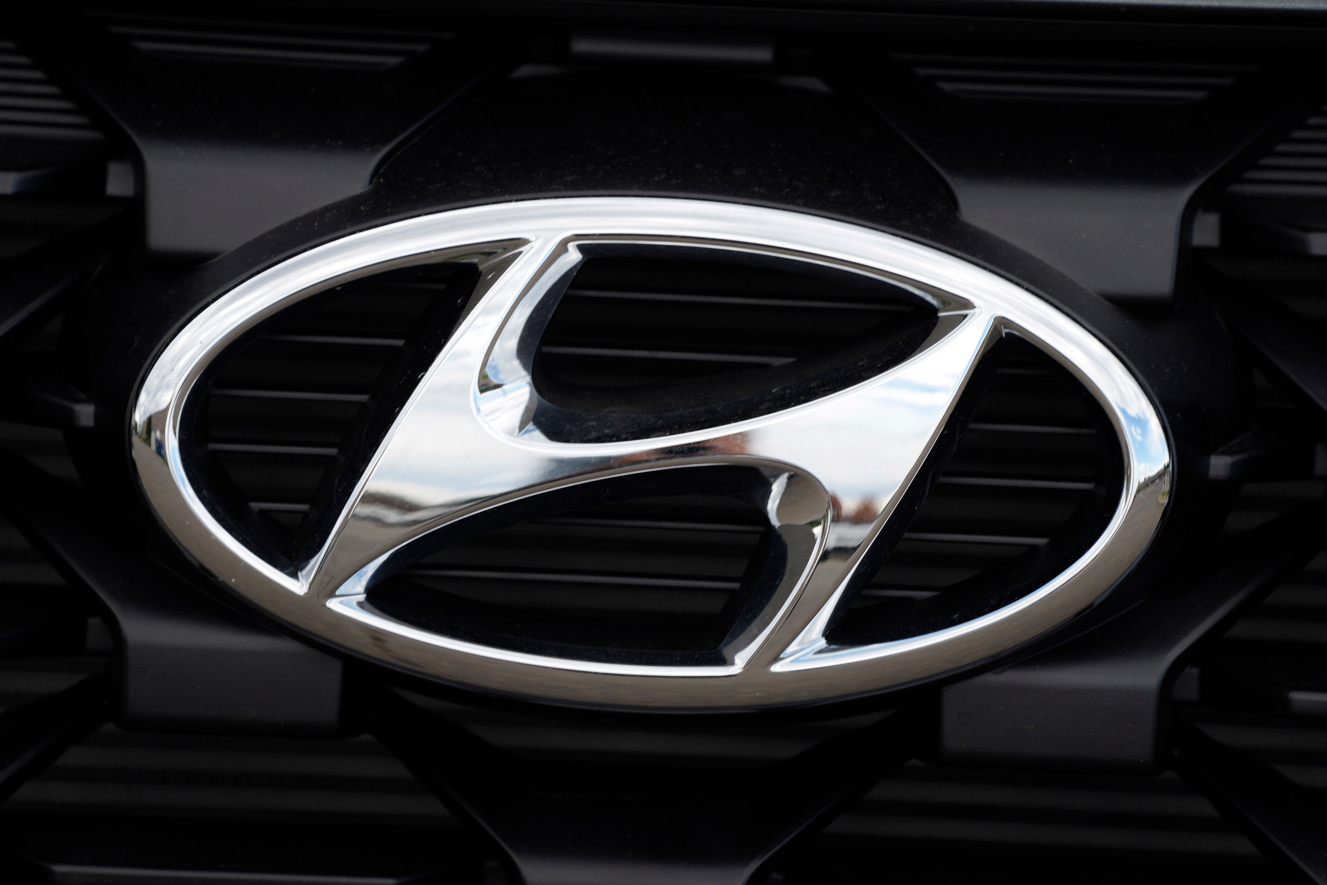 HyundaiKia recalls 550K cars, minivans due to turn signal that can
