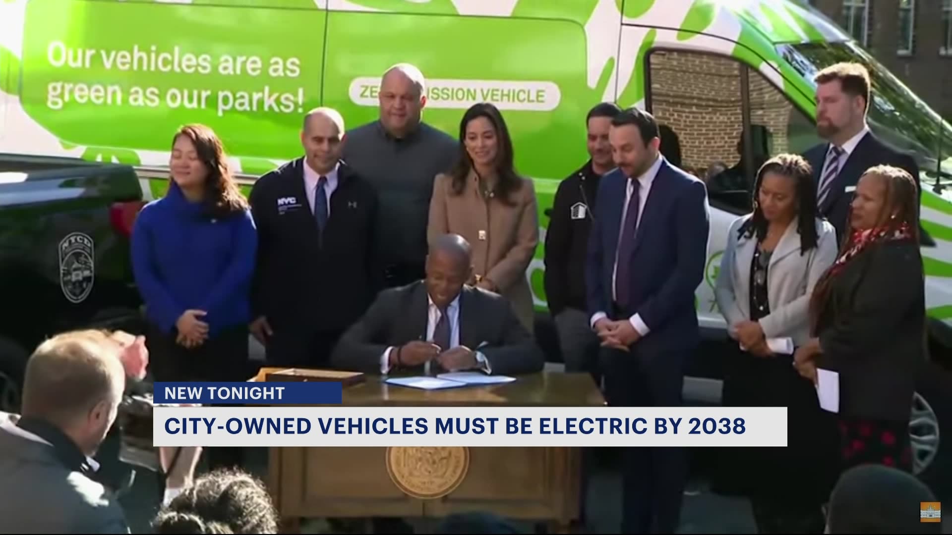 纽约市市长亚当斯签署法案，要求到2038年纽约市所有的政府车辆全部换成电动车