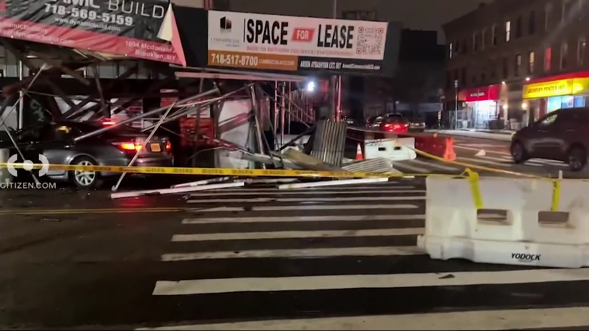 纽约消防局：2人因汽车撞击Flatbush建筑物的脚手架而送院治疗