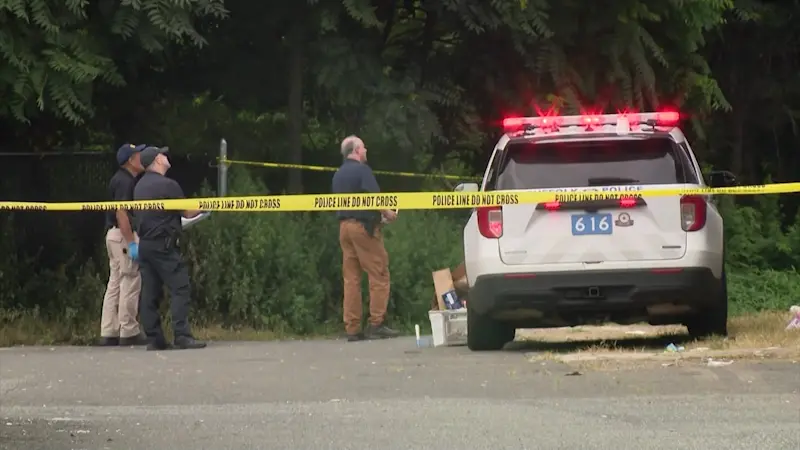 Story image: Suffolk PD: Knife-wielding man fatally shot while approaching victim to stab him again