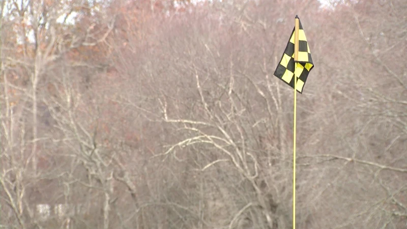 Story image: No tee times: 35-acre wildfire shuts down Lakewood Country Club 