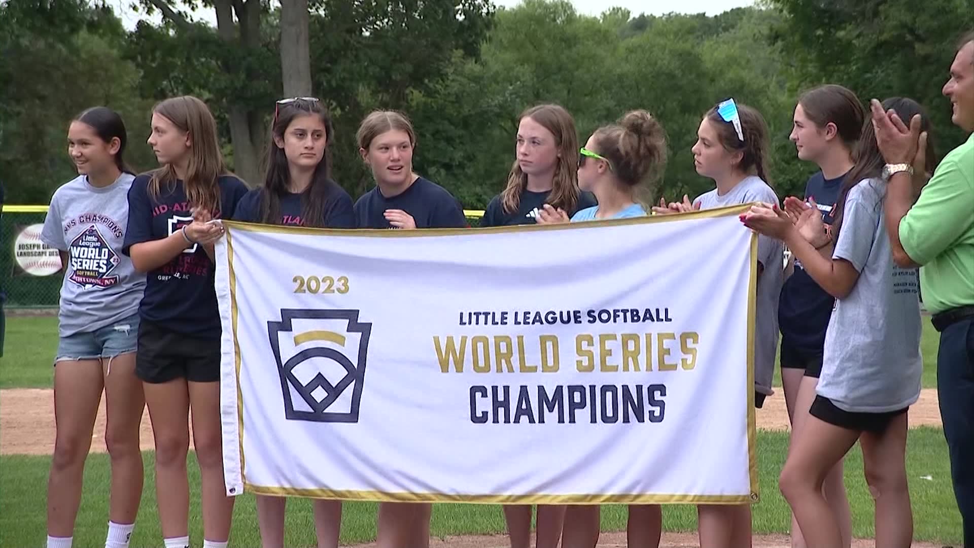 Mets honor Massapequa Little League Softball World Series