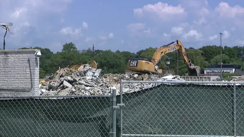 Story image: Exclusive: News 12 gets sneak peek inside $100 million renovation project underway at the Green Acres Mall