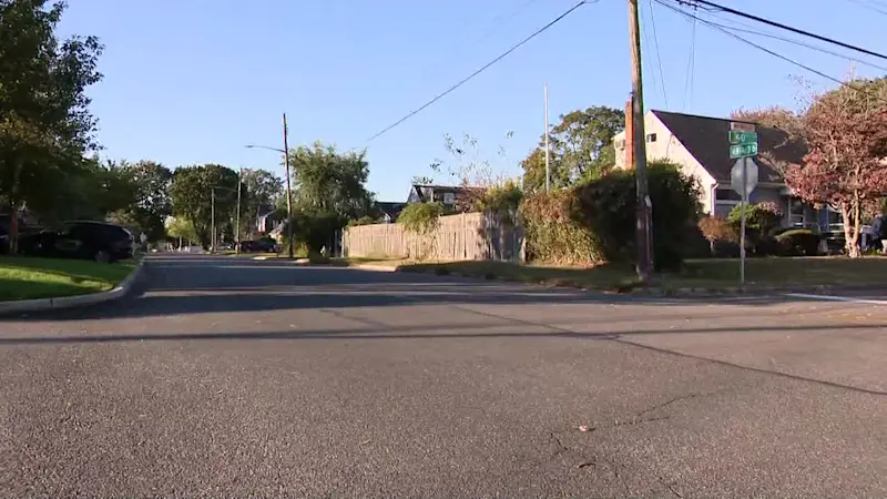 Story image: Off-duty NYPD officer stabbed, seriously injured in Lindenhurst by Manhattan man