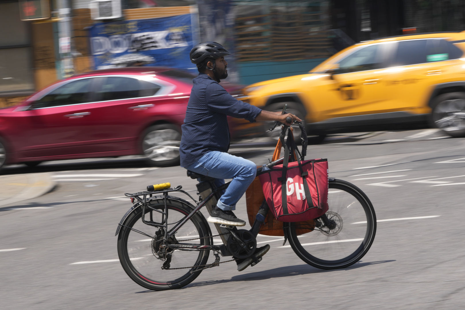 纽约市官员表示，电商和送餐应用必须采取更多措施确保电动自行车的安全，因为火灾造成3人死亡