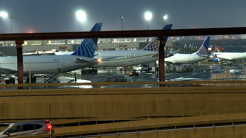 Story image: Univision 41 News Brief: Críticas con el aeropuerto de Newark por cientos de retrasos y cancelaciones