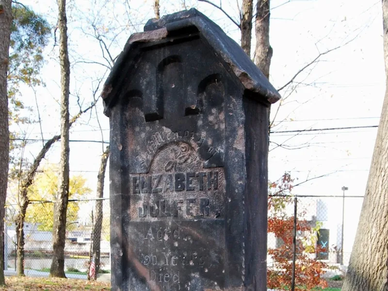 Elizabeth_Dulfer_at_Gethsemane_Cemetery.jpg