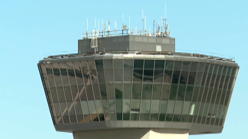 Story image: Univision 41 News Brief: Retrasos en aeropuerto de Newark por escasez de operadores