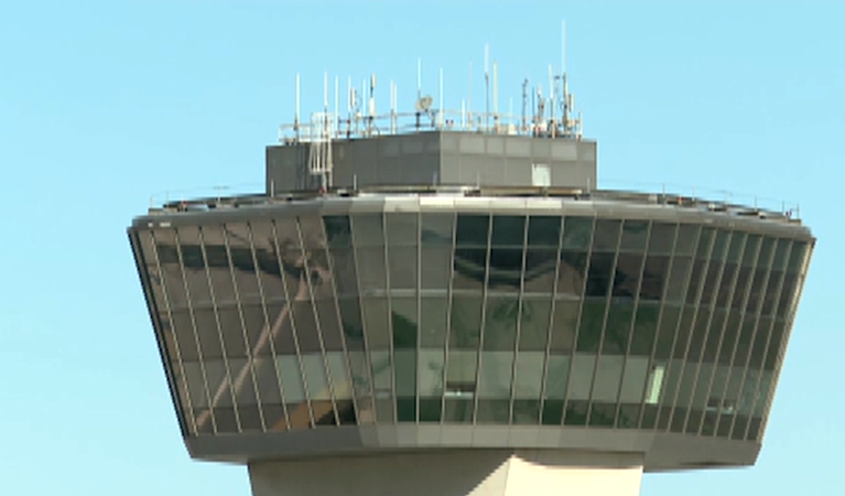 Story image: Univision 41 News Brief: Retrasos en aeropuerto de Newark por escasez de operadores