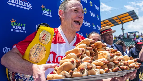 Joey 'Jaws' Chestnut to return to Coney Island hotdog eating contest after contract dispute