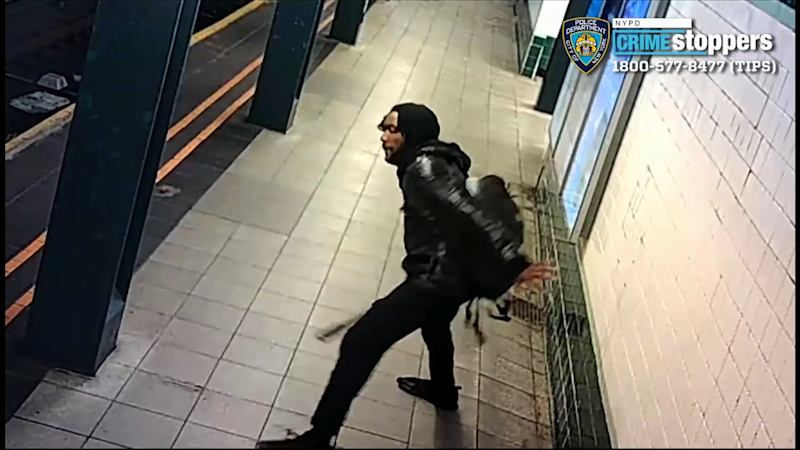 Story image: Univision 41 News Brief: Buscan a hombre por agredir a trabajador de MTA con tubo de metal