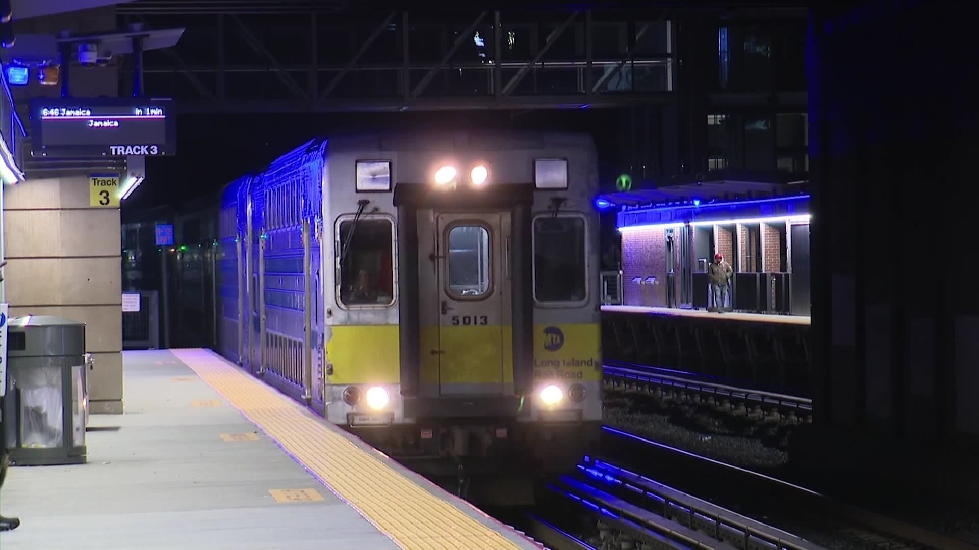 LIRR Person struck by train at Woodside station prompts cancelations